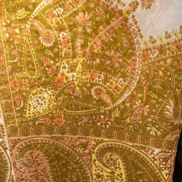 Beautifully Chic Paisley Pattern Scarf Square - Picture 4 of 9